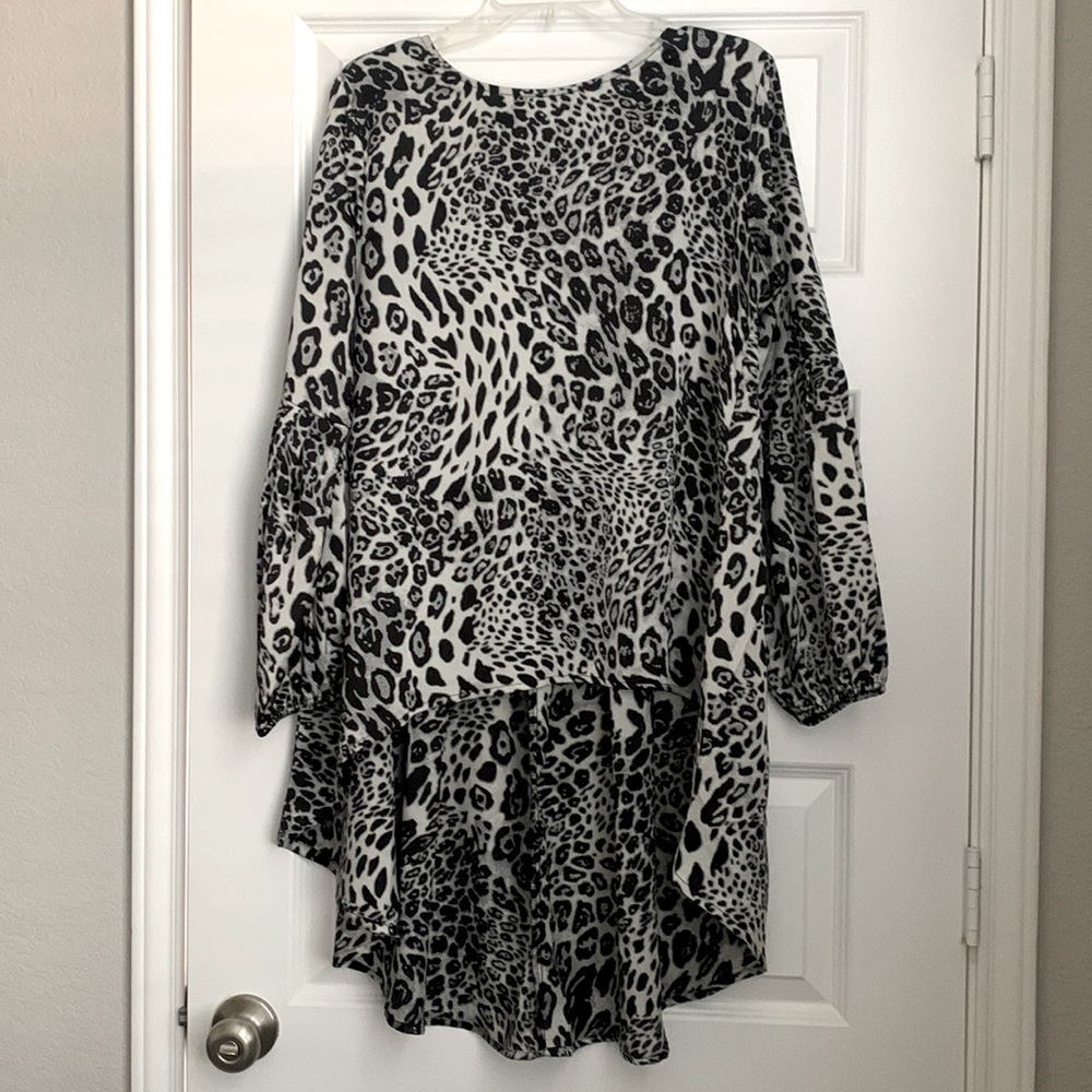 Size M black & gray leopard print top